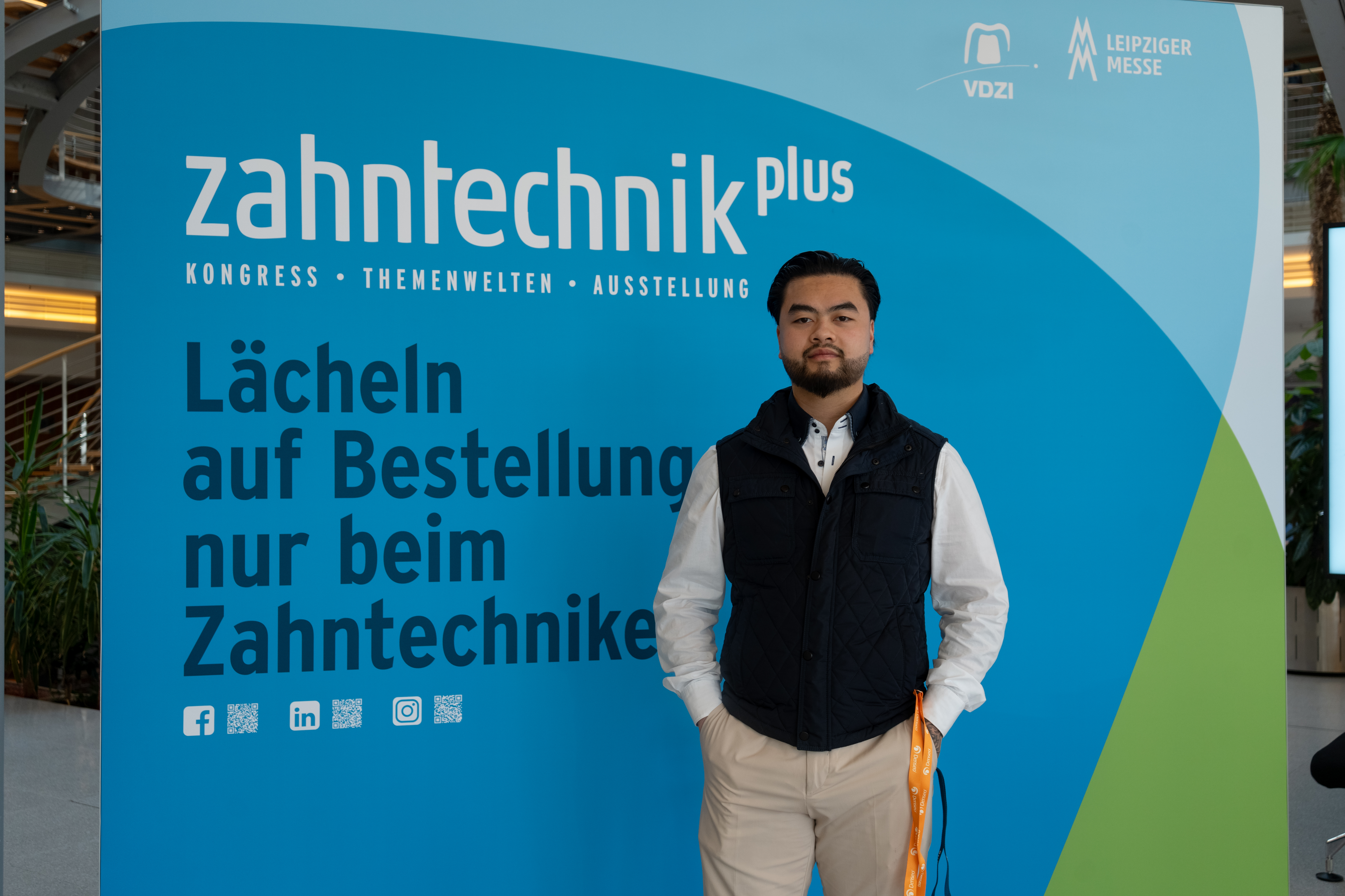 Kollege vor dem Zahntechnik Plus Motiv