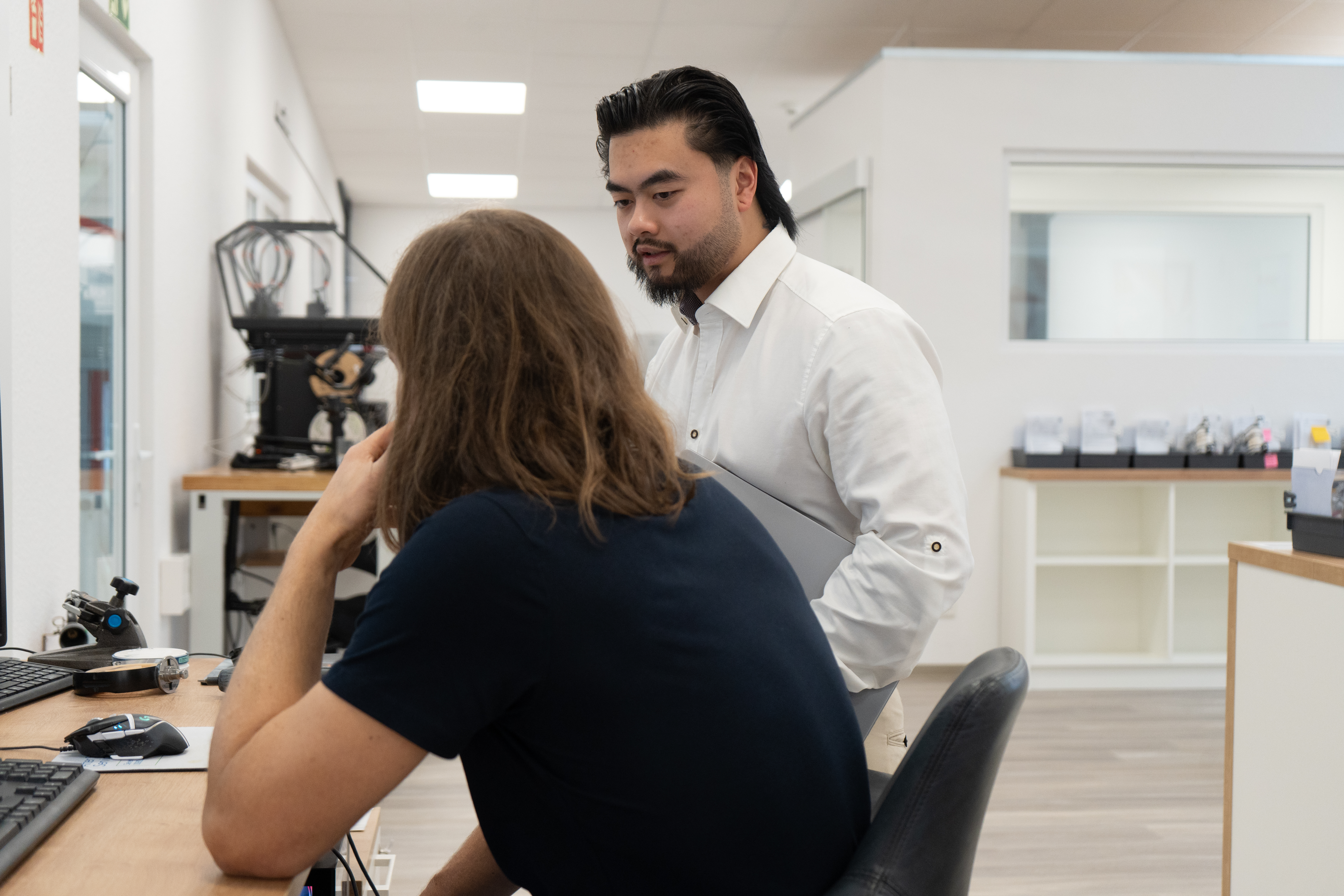 Kollege im Austausch am Arbeitsplatz