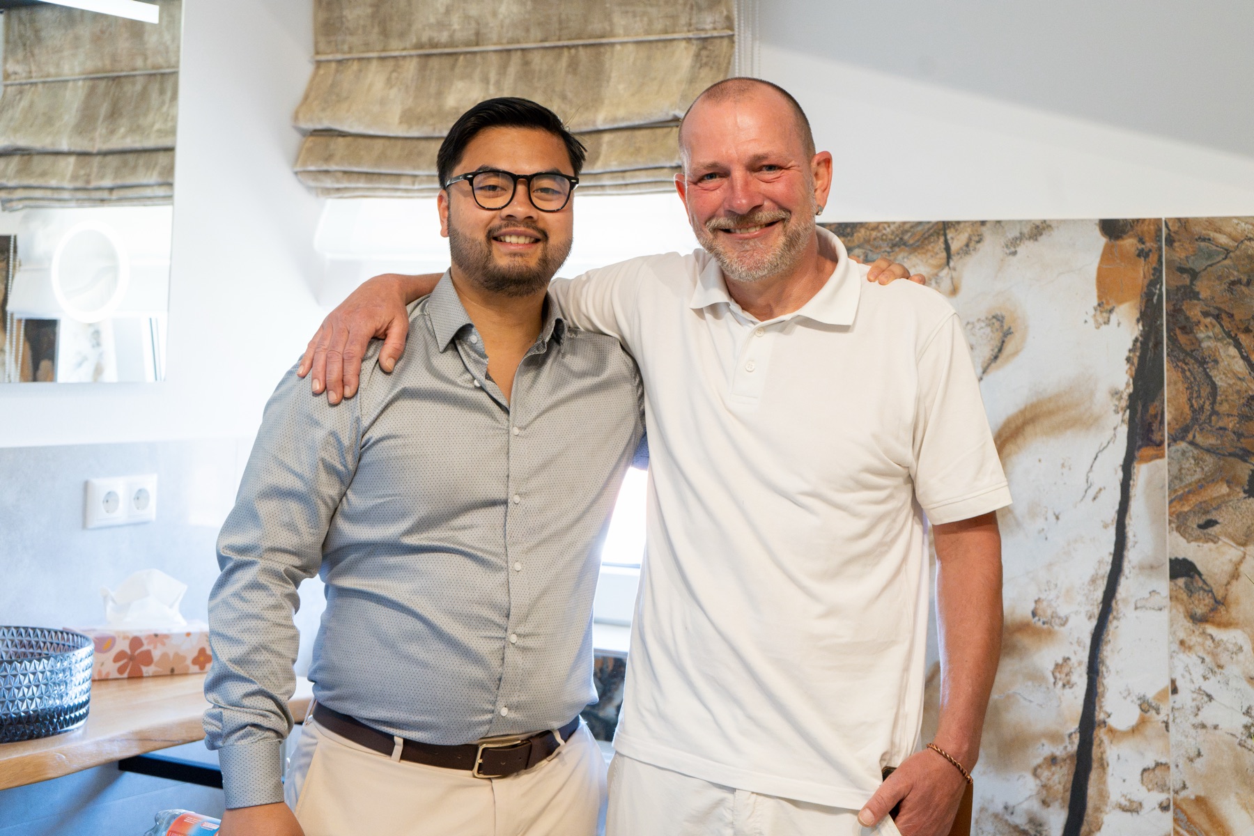 Lewi Hong mit einem Partner aus der Dentalbranche