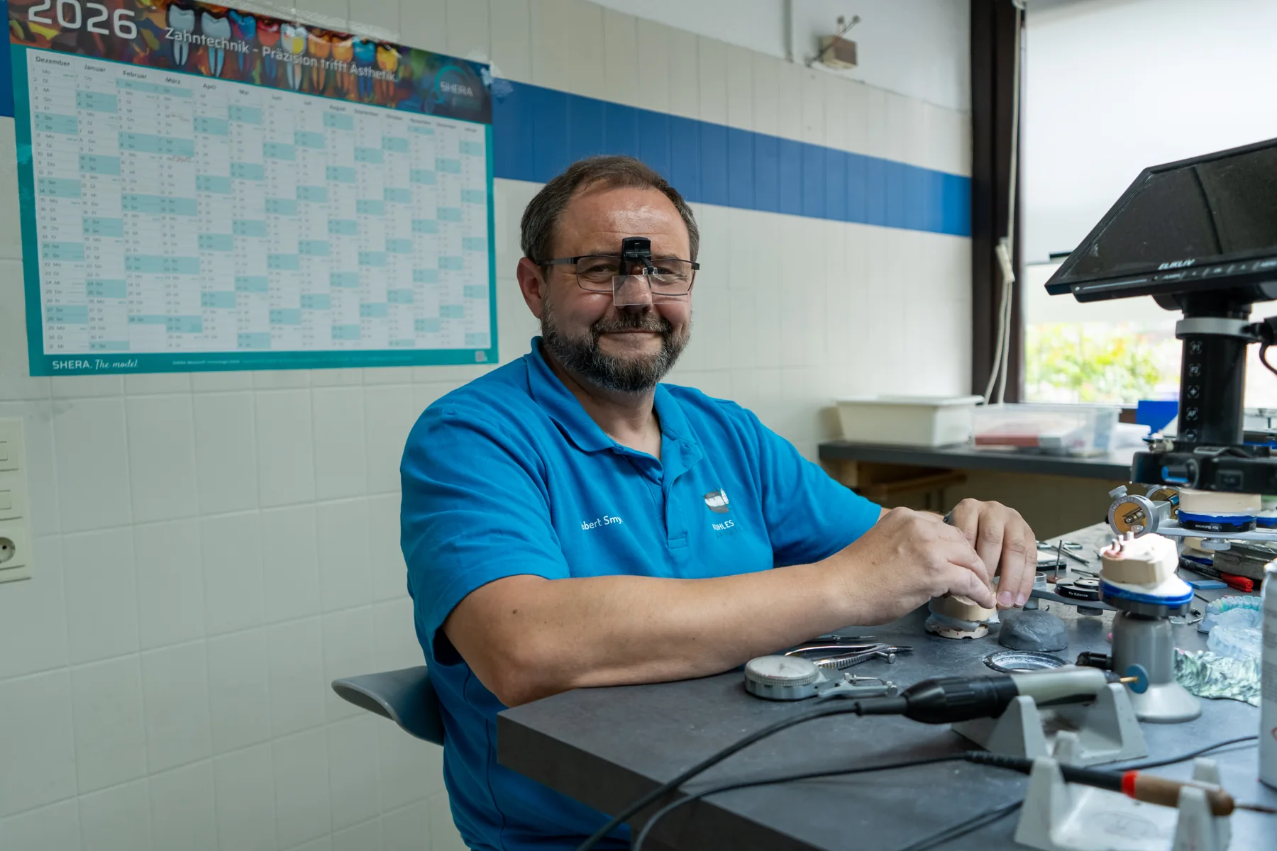 Menschen und Handwerk im Dental-Labor