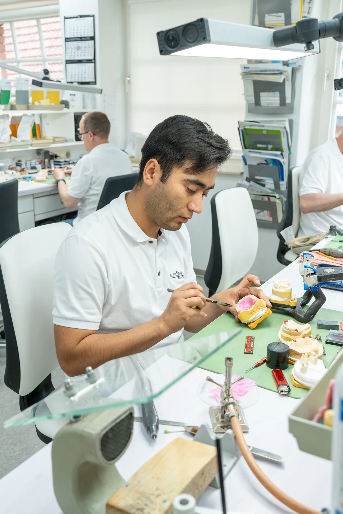 Menschen und Handwerk im Dental-Labor