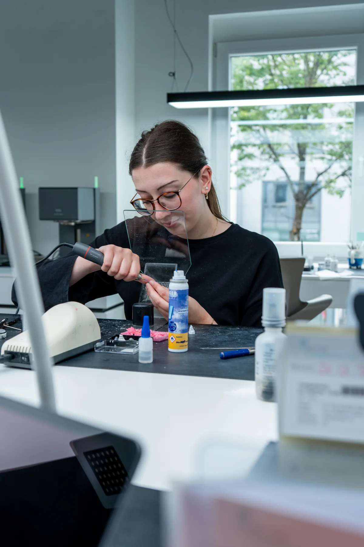Menschen und Handwerk im Dental-Labor