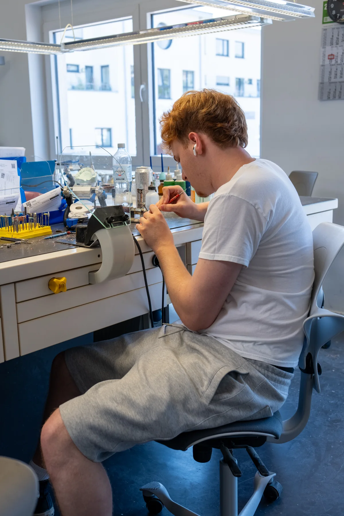 Menschen und Handwerk im Dental-Labor