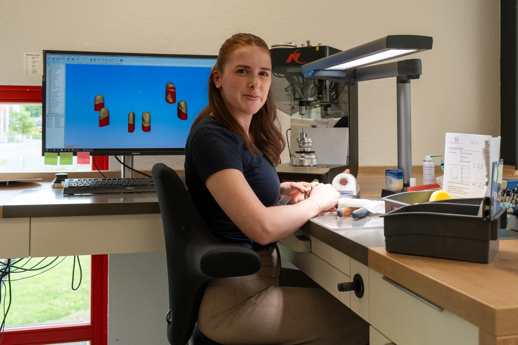 Menschen und Handwerk im Dental-Labor