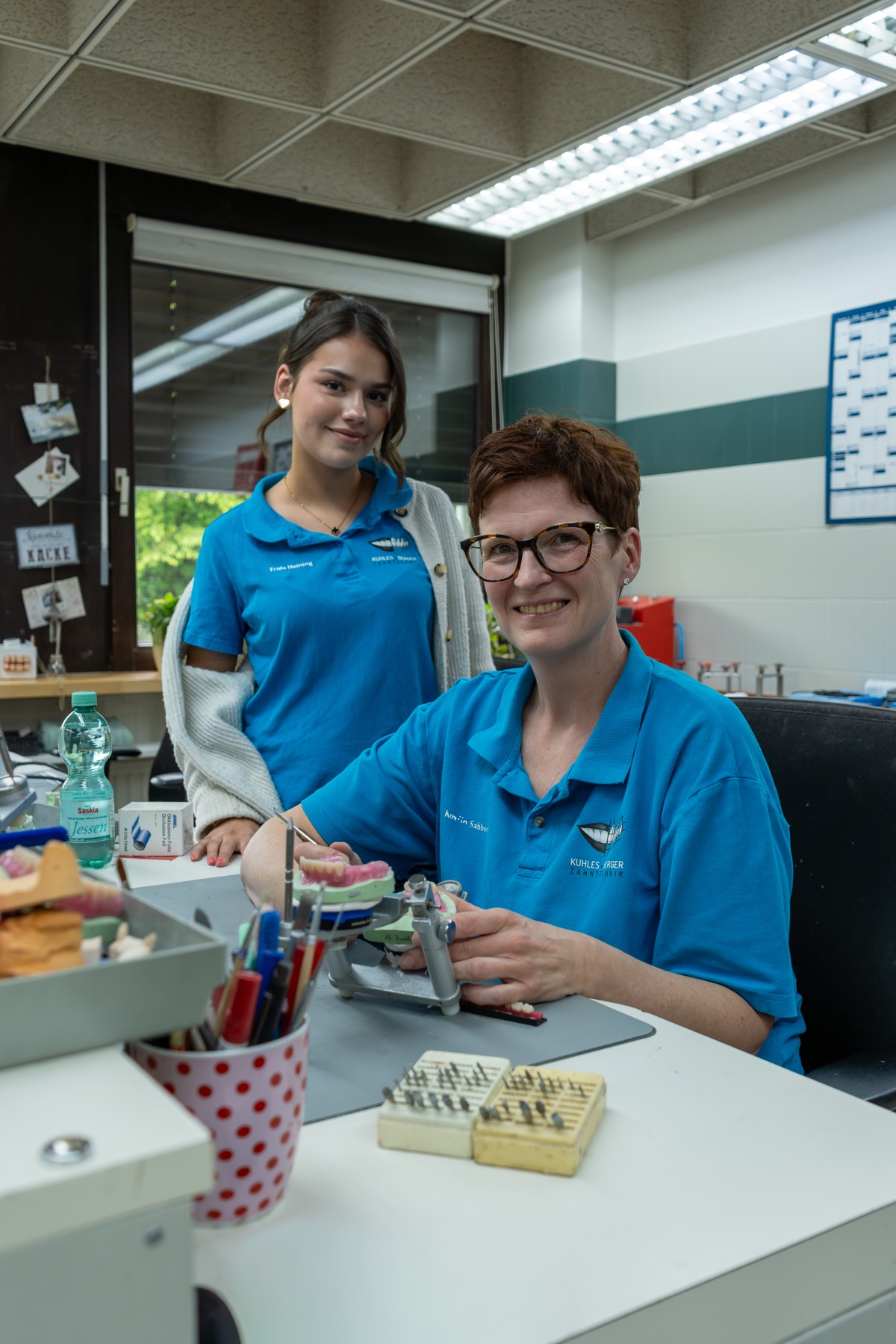 Zahntechnikerinnen bei der Arbeit im Labor