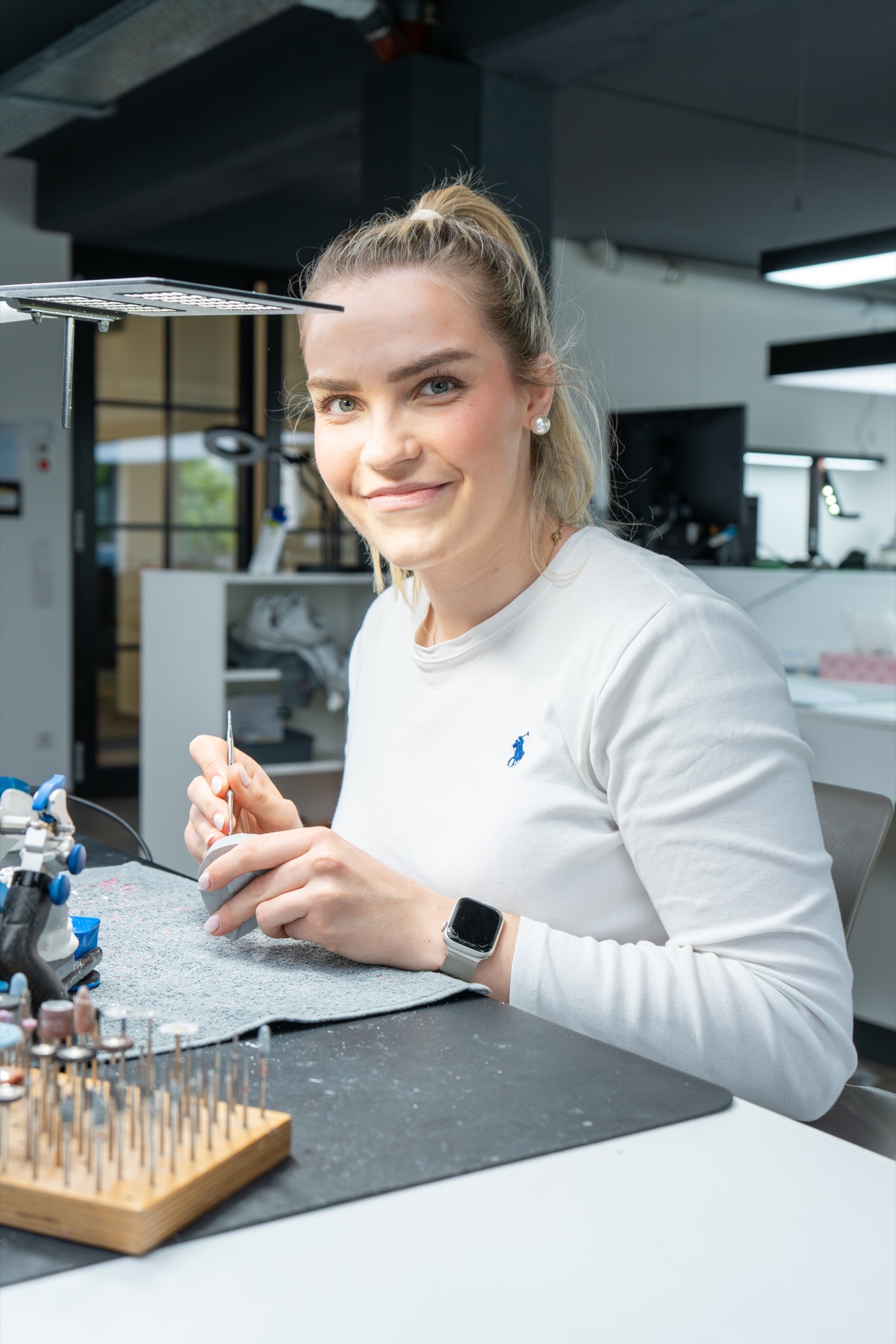 Zahntechnikerin bei präziser Handarbeit