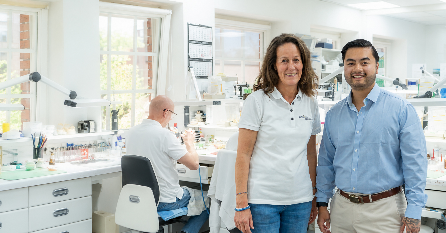 Nadine und Lewi Hong im Labor von Schröder Zahntechnik